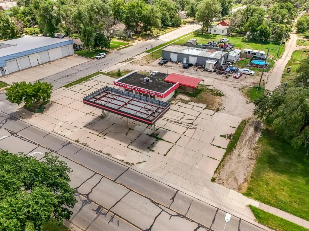 2021 E 4th Street Hutchinson KS 67501