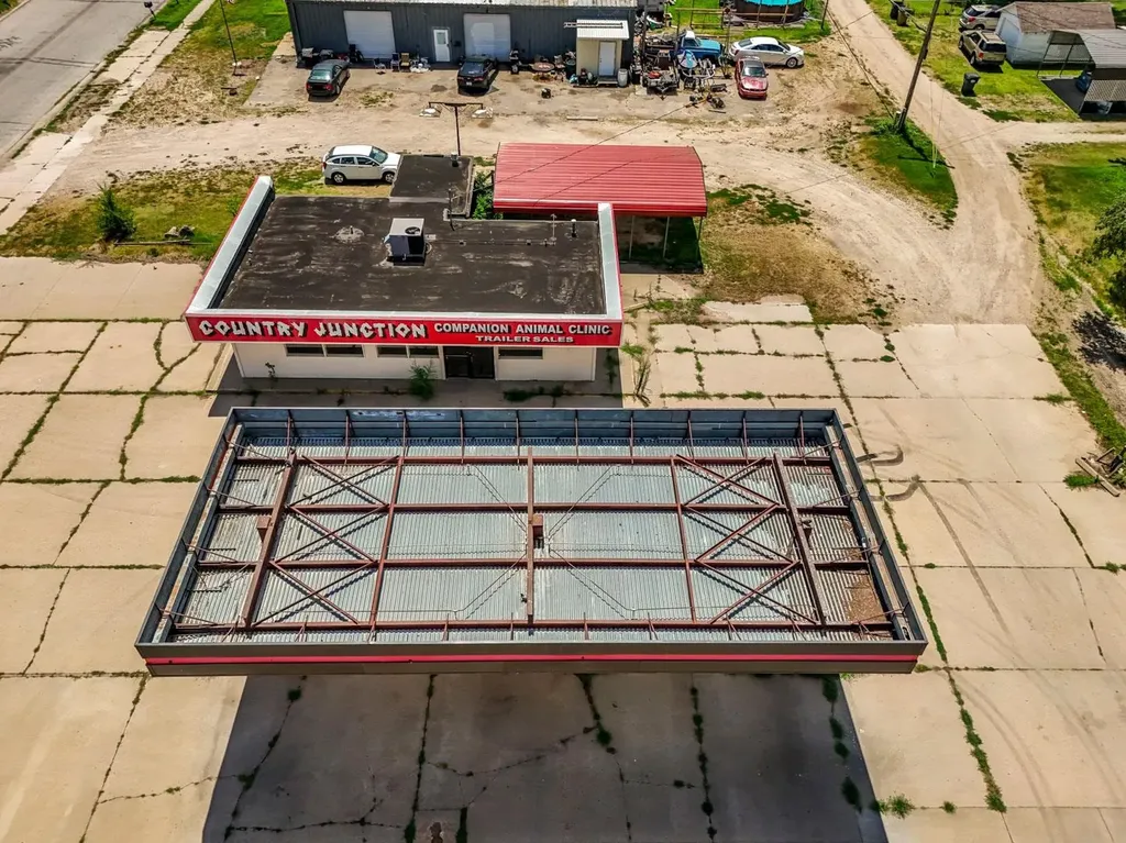 2021 E 4th Street Hutchinson KS 67501