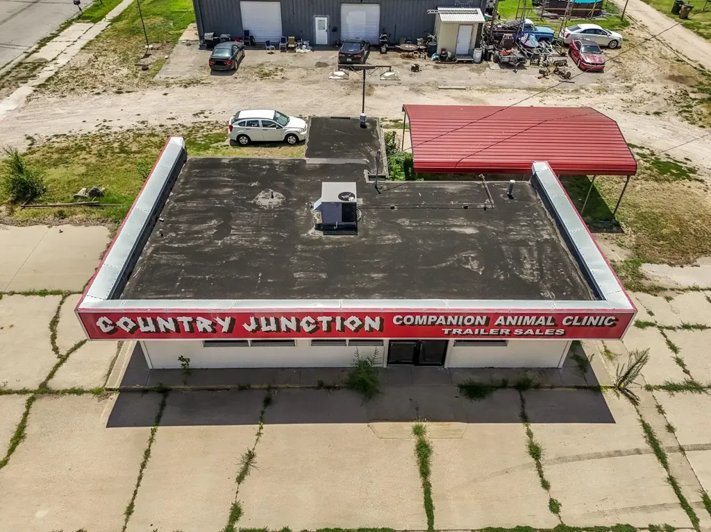 2021 E 4th Street Hutchinson KS 67501