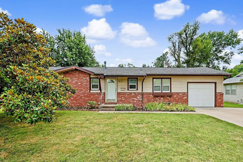 2027 W Manhattan Drive Wichita KS 67204
