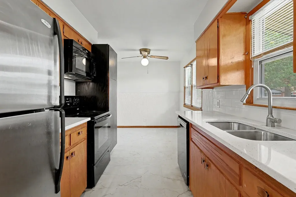 2027 W Manhattan Drive Wichita KS 67204