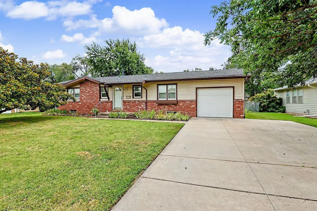 2027 W Manhattan Drive Wichita KS 67204