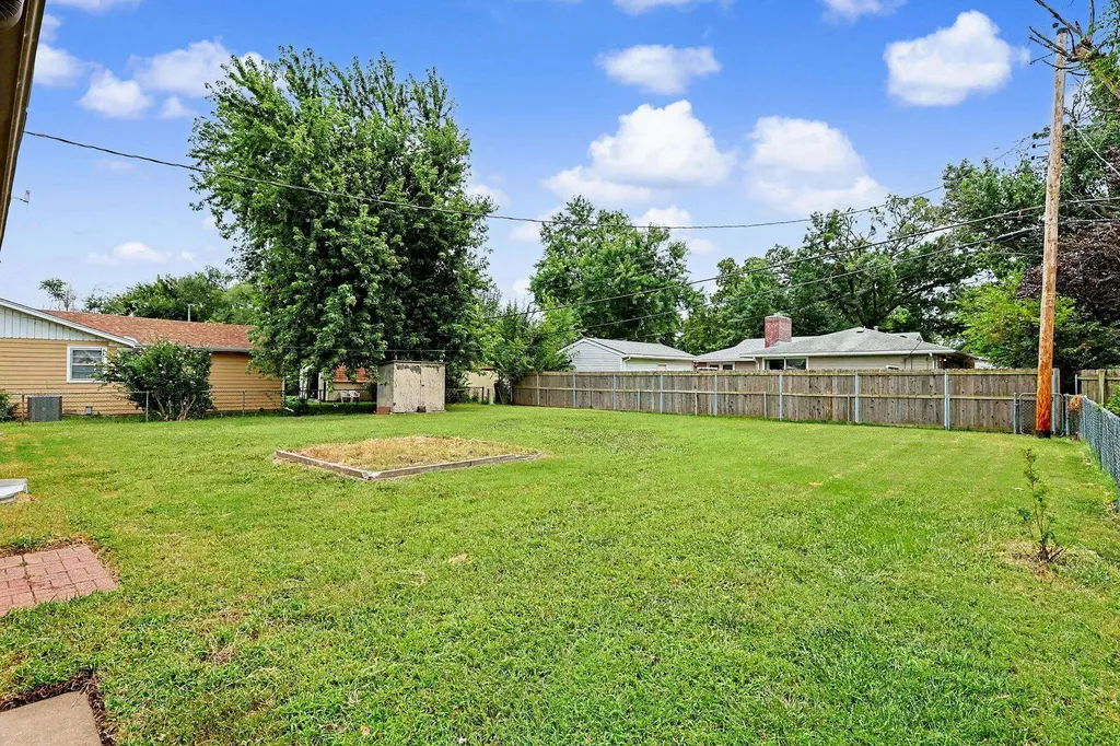 2027 W Manhattan Drive Wichita KS 67204