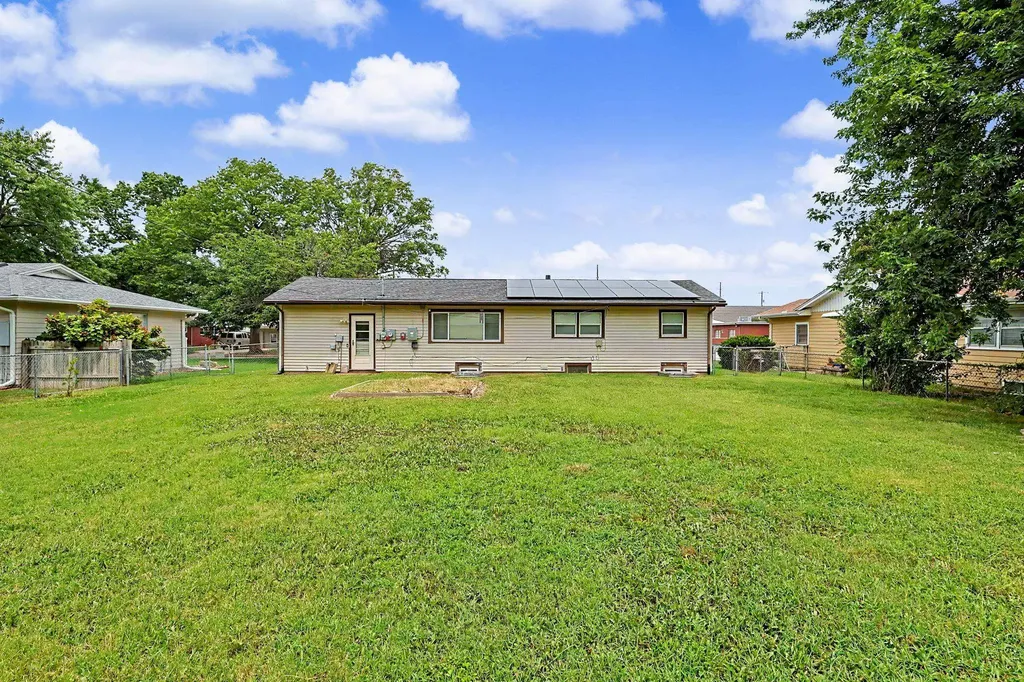 2027 W Manhattan Drive Wichita KS 67204