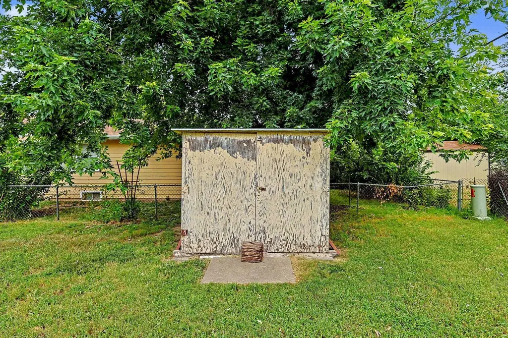 2027 W Manhattan Drive Wichita KS 67204