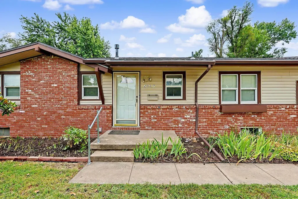2027 W Manhattan Drive Wichita KS 67204