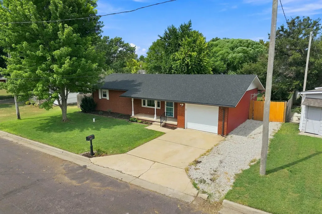 413 S 5th Colwich KS 67030