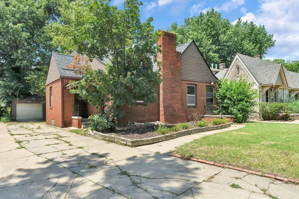 633 S Broadview Wichita KS 67218