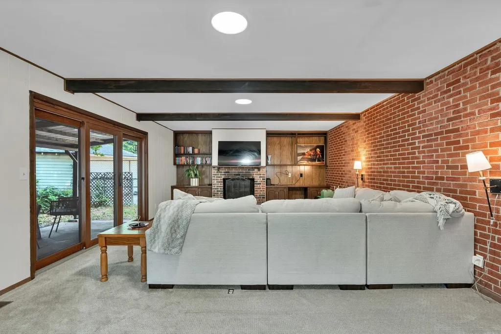 633 S Broadview Wichita KS 67218