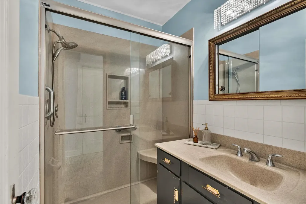633 S Broadview Wichita KS 67218