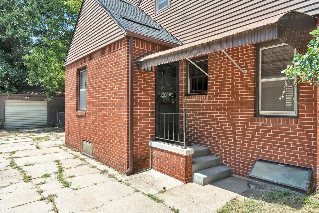 633 S Broadview Wichita KS 67218