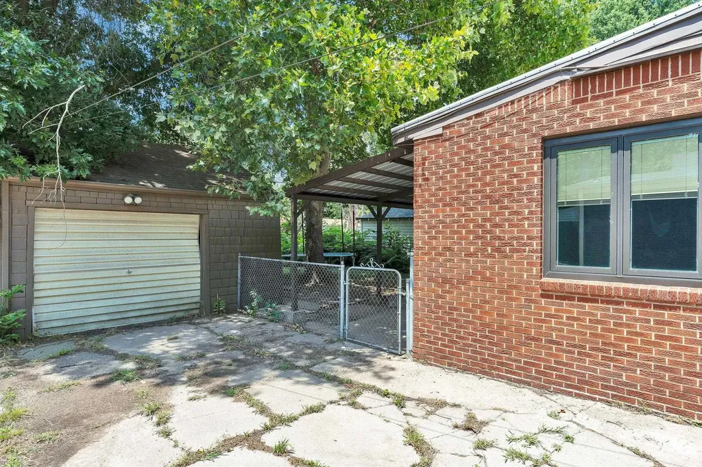 633 S Broadview Wichita KS 67218