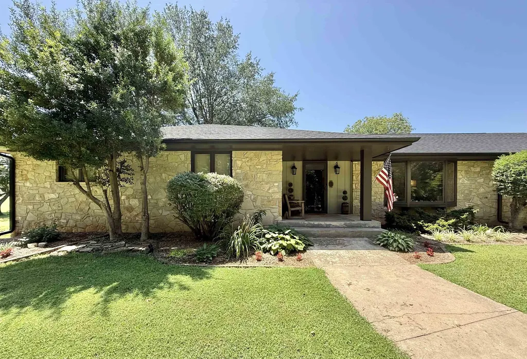2017 E Chestnut Avenue Arkansas City KS 67005