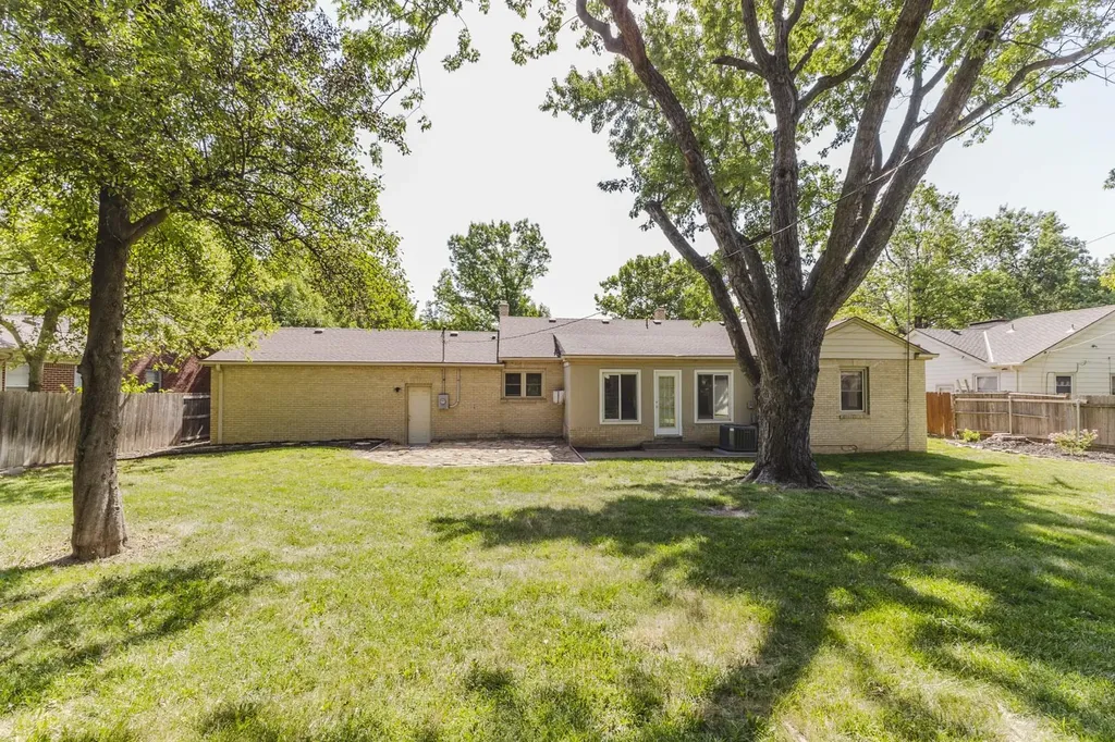 239 S Parkwood Wichita KS 67218