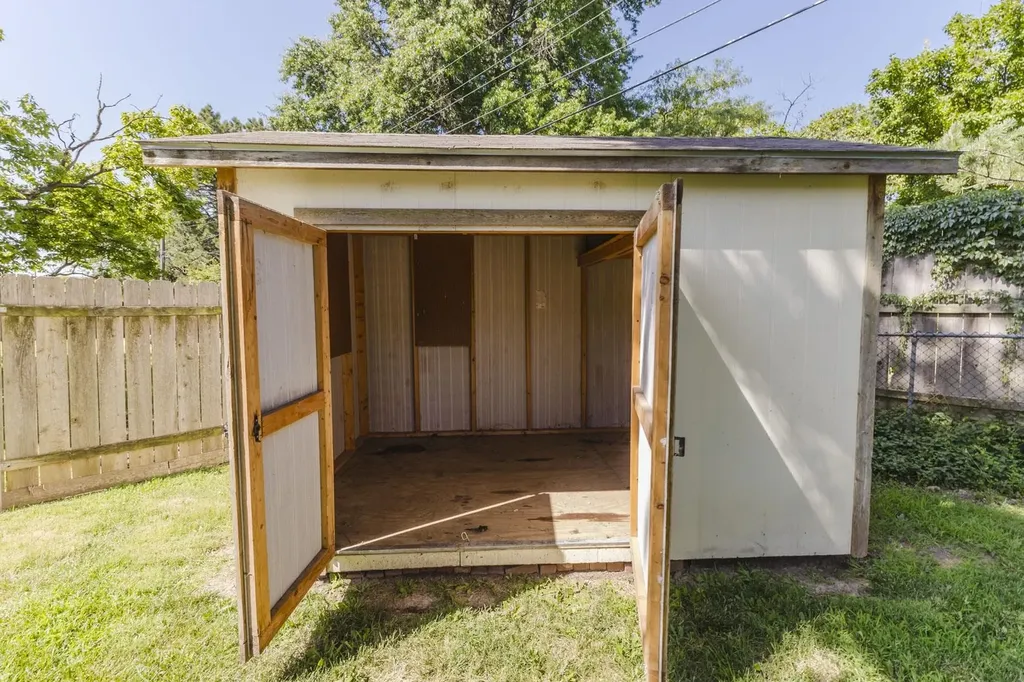 239 S Parkwood Wichita KS 67218