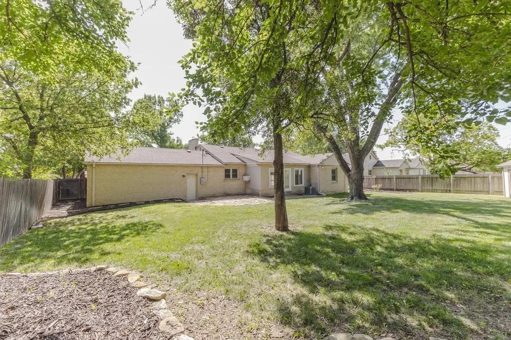 239 S Parkwood Wichita KS 67218