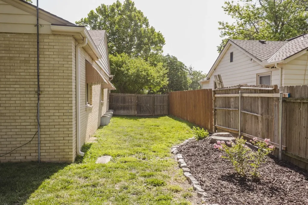 239 S Parkwood Wichita KS 67218