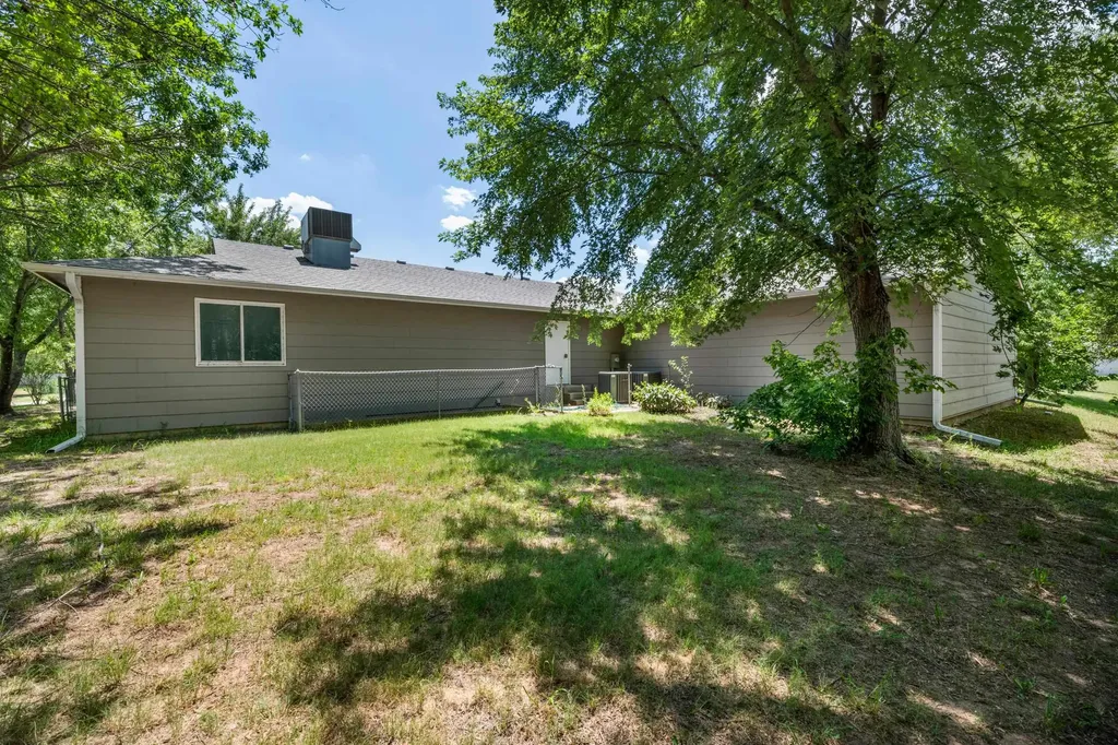 106 E Shadybrook Cheney KS 67205