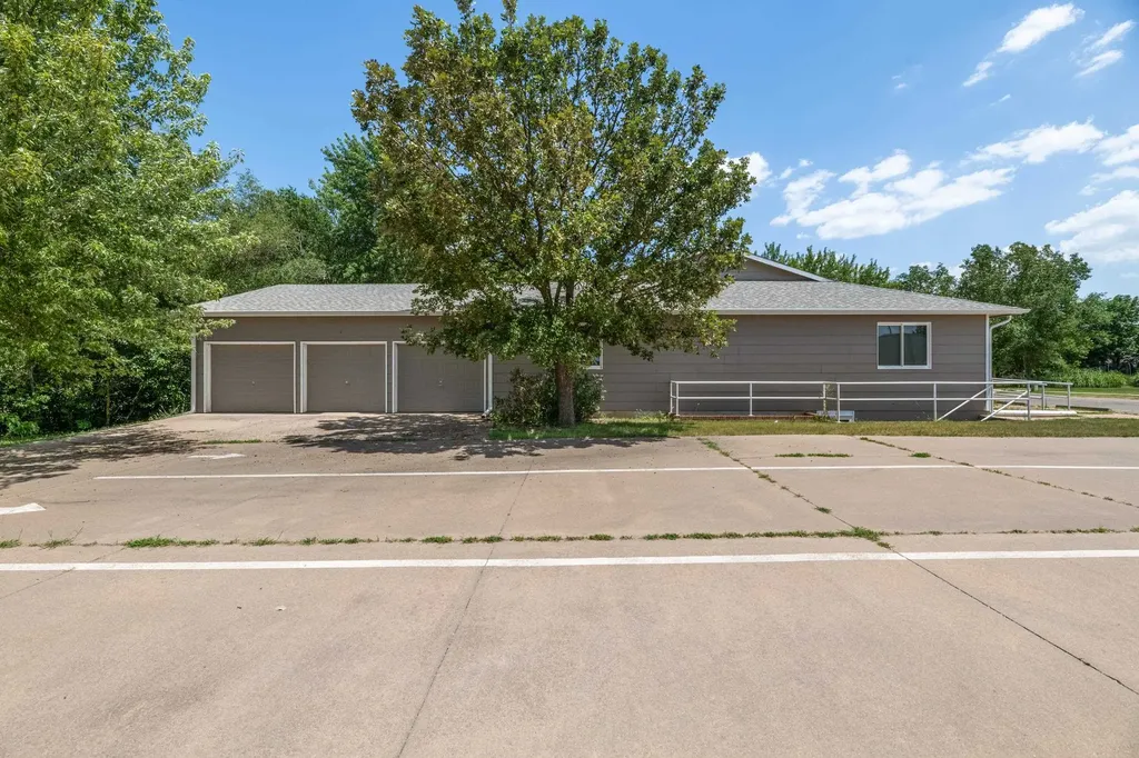 106 E Shadybrook Cheney KS 67205
