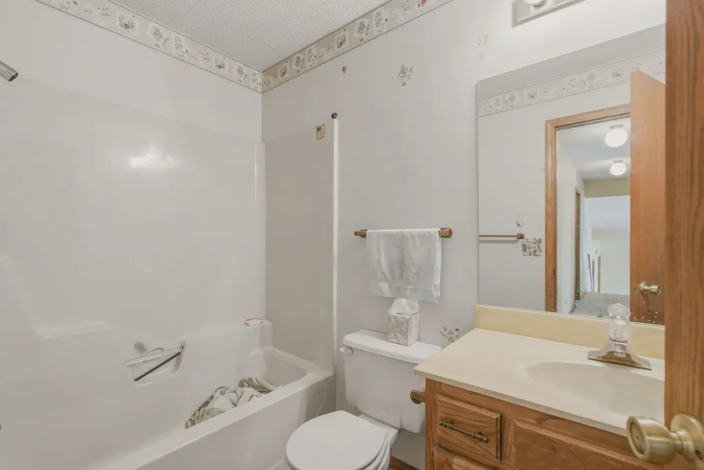 2107 N Murray Circle Wichita KS 67212