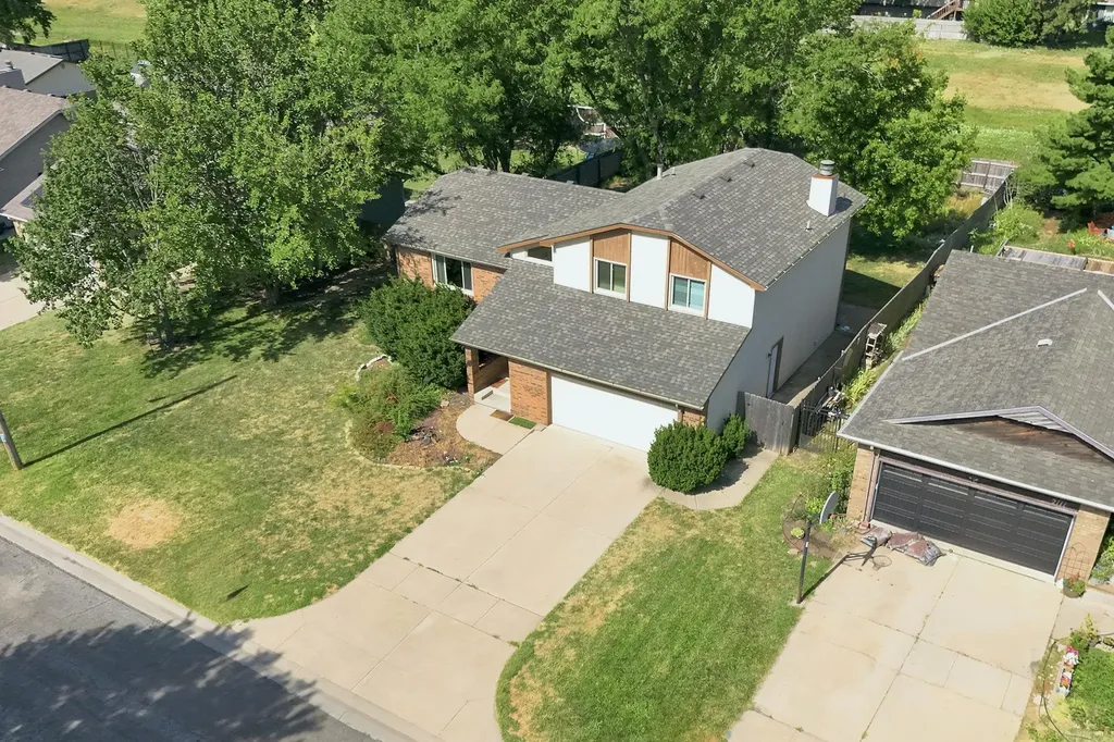 2107 N Murray Circle Wichita KS 67212