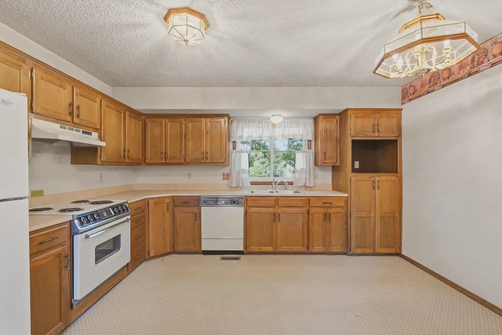 2107 N Murray Circle Wichita KS 67212