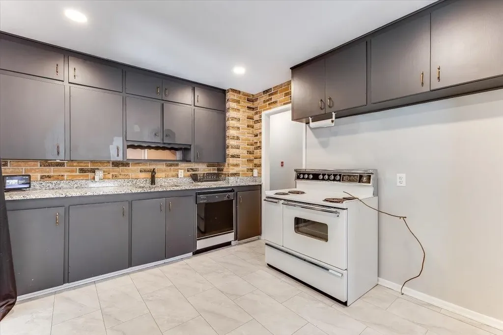 1920 S Fabrique Drive Wichita KS 67218-4736