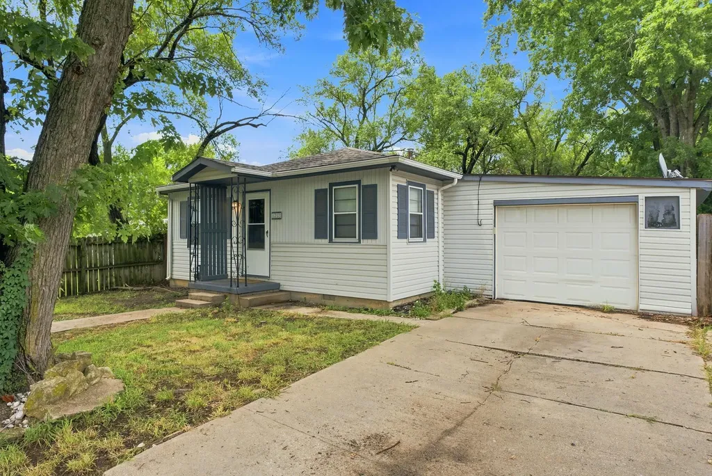 1233 N Money Street Augusta KS 67010
