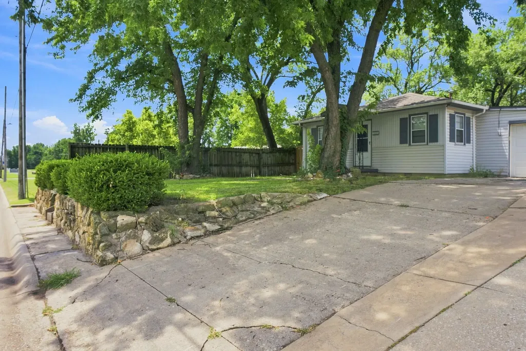 1233 N Money Street Augusta KS 67010