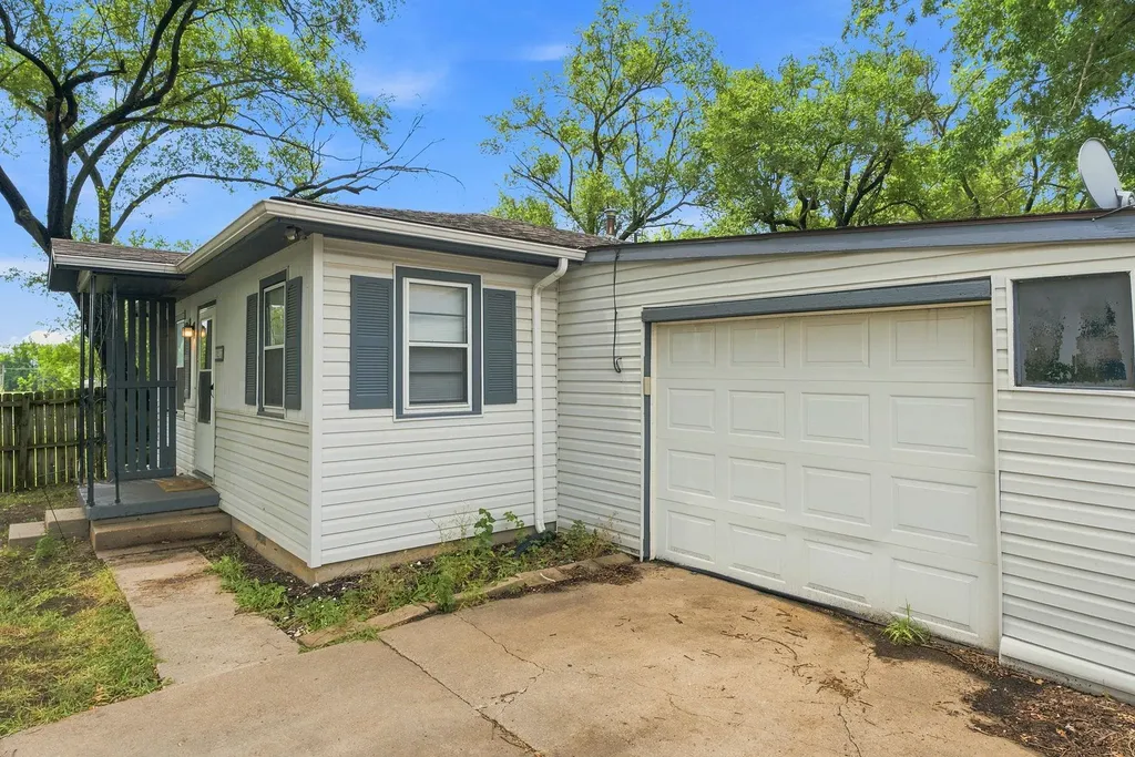 1233 N Money Street Augusta KS 67010