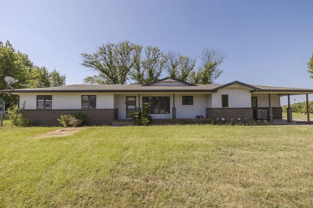 12 N Hawthorne Valley Center KS 67147