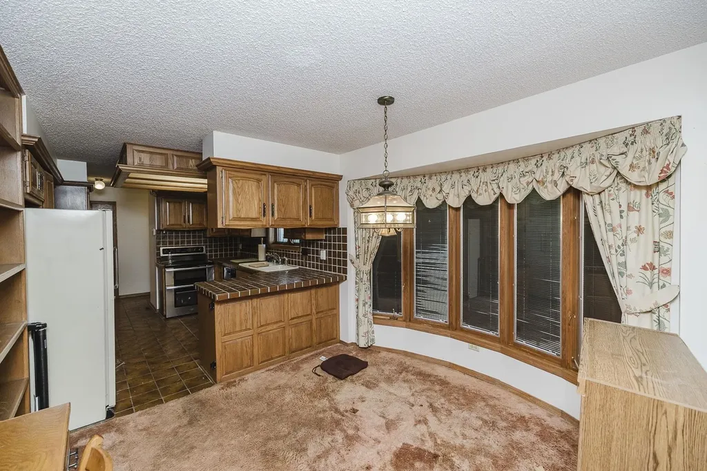 12 N Hawthorne Valley Center KS 67147