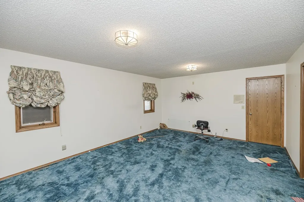 12 N Hawthorne Valley Center KS 67147
