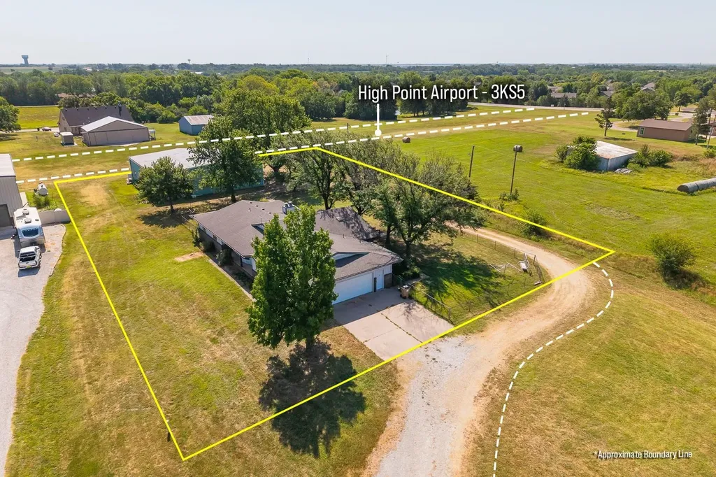 12 N Hawthorne Valley Center KS 67147