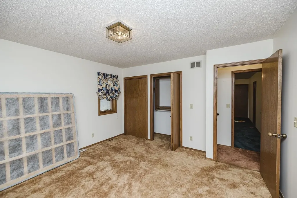 12 N Hawthorne Valley Center KS 67147