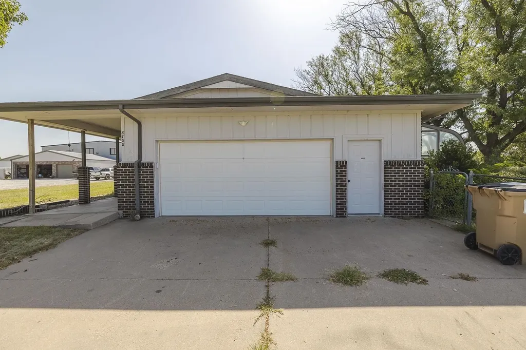 12 N Hawthorne Valley Center KS 67147