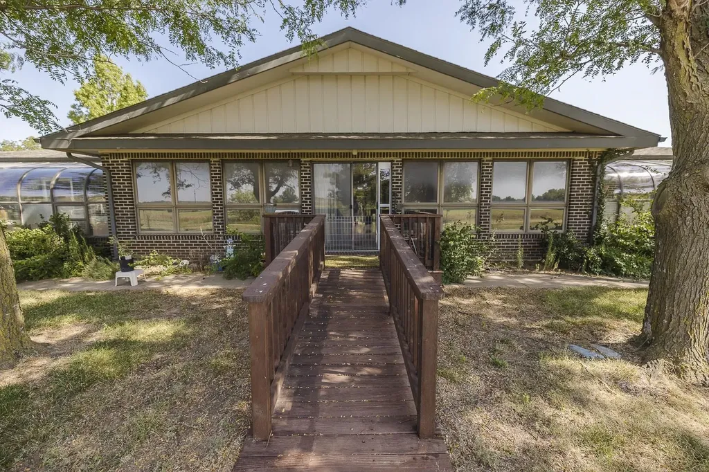 12 N Hawthorne Valley Center KS 67147