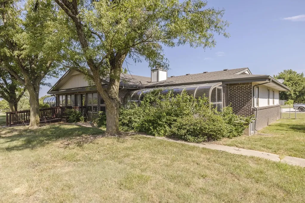 12 N Hawthorne Valley Center KS 67147