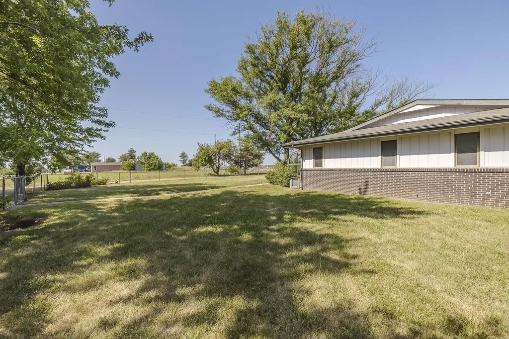 12 N Hawthorne Valley Center KS 67147