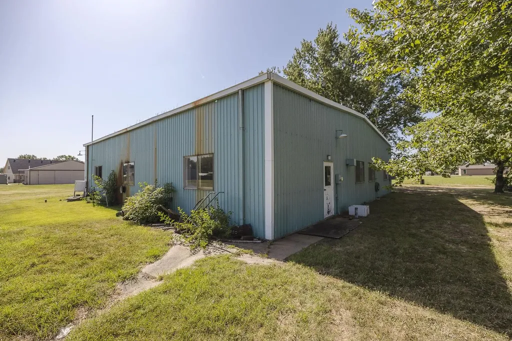 12 N Hawthorne Valley Center KS 67147