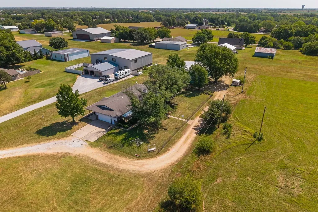 12 N Hawthorne Valley Center KS 67147