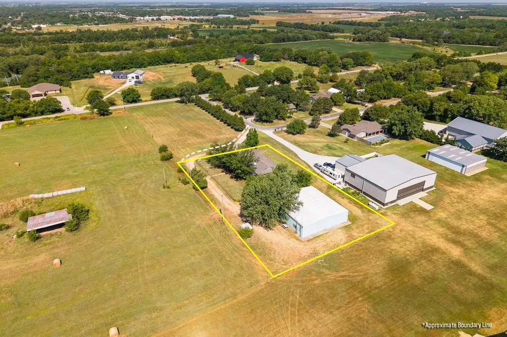 12 N Hawthorne Valley Center KS 67147