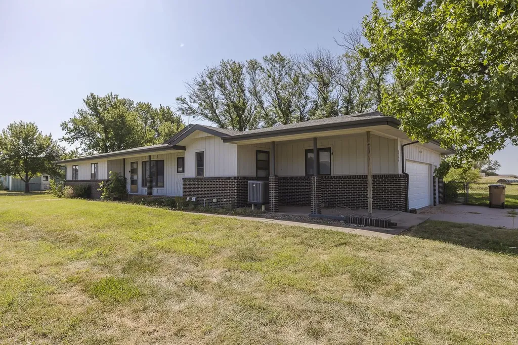 12 N Hawthorne Valley Center KS 67147