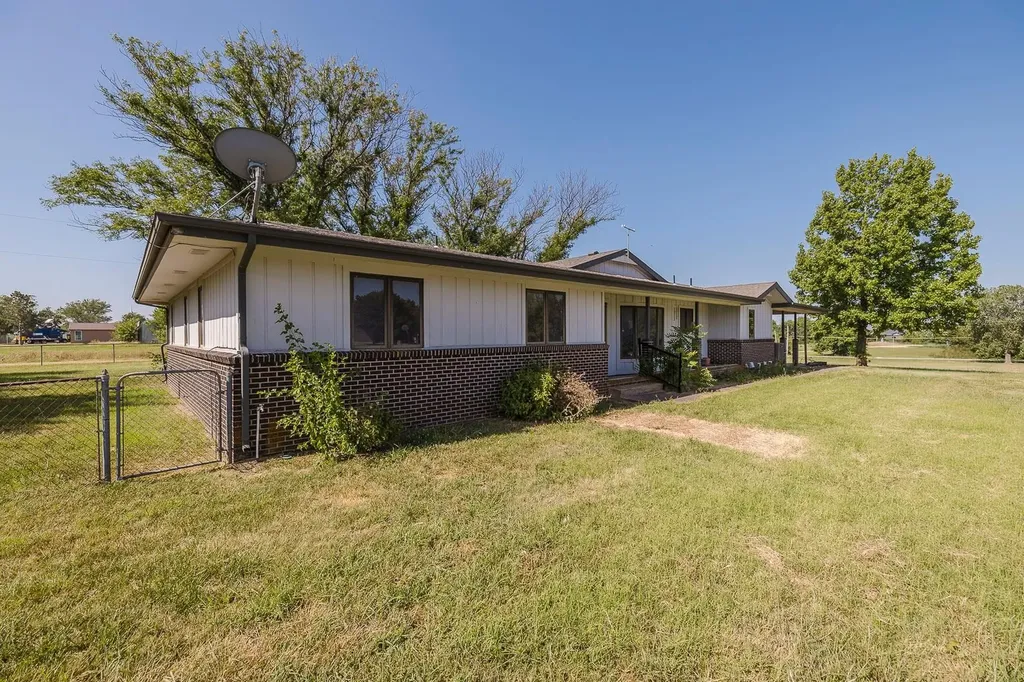 12 N Hawthorne Valley Center KS 67147