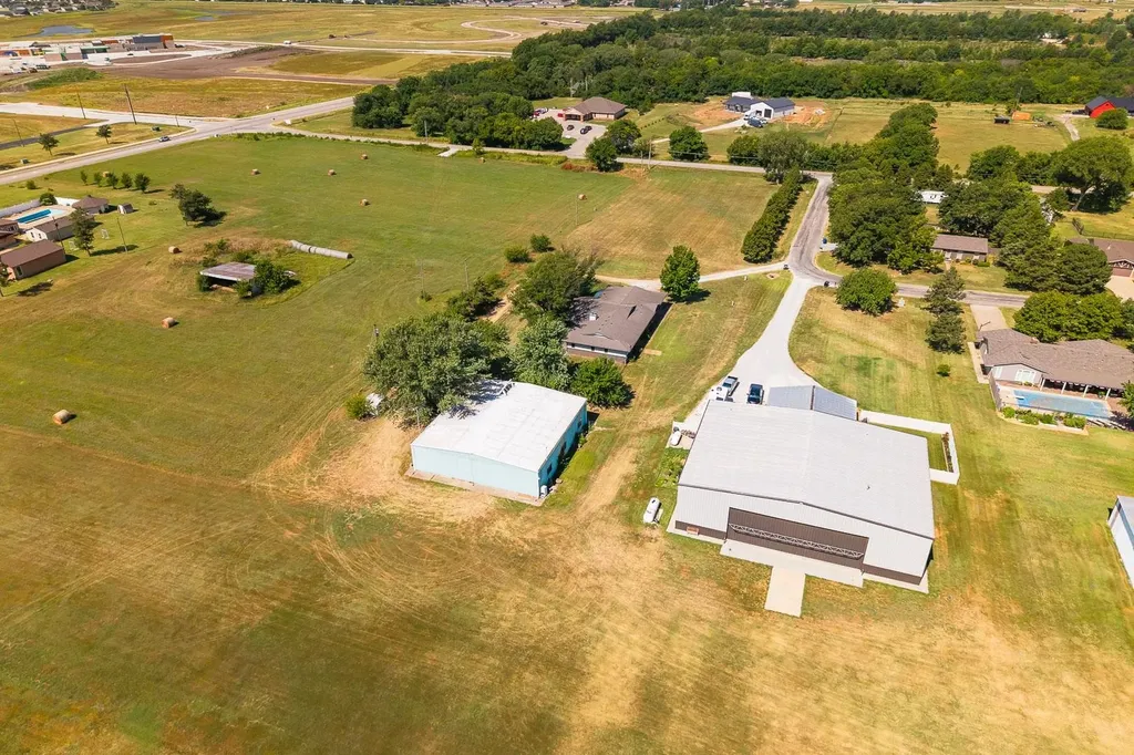 12 N Hawthorne Valley Center KS 67147