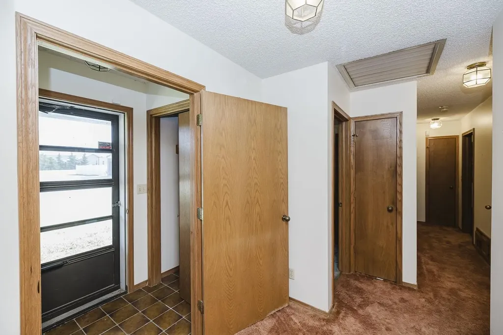 12 N Hawthorne Valley Center KS 67147