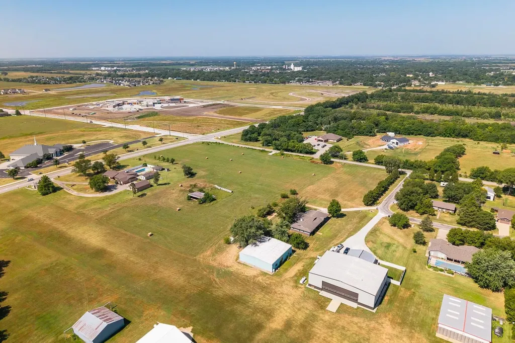 1.3+/- Acres At Hawthorne Valley Center KS 67147