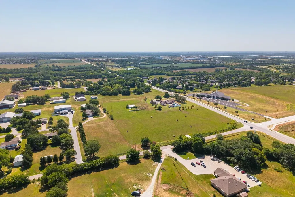 1.3+/- Acres At Hawthorne Valley Center KS 67147