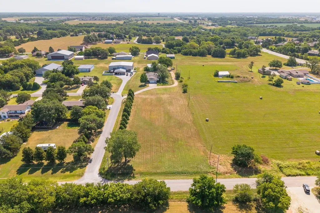 1.3+/- Acres At Hawthorne Valley Center KS 67147