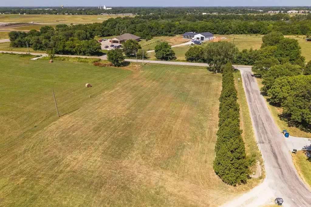 1.3+/- Acres At Hawthorne Valley Center KS 67147